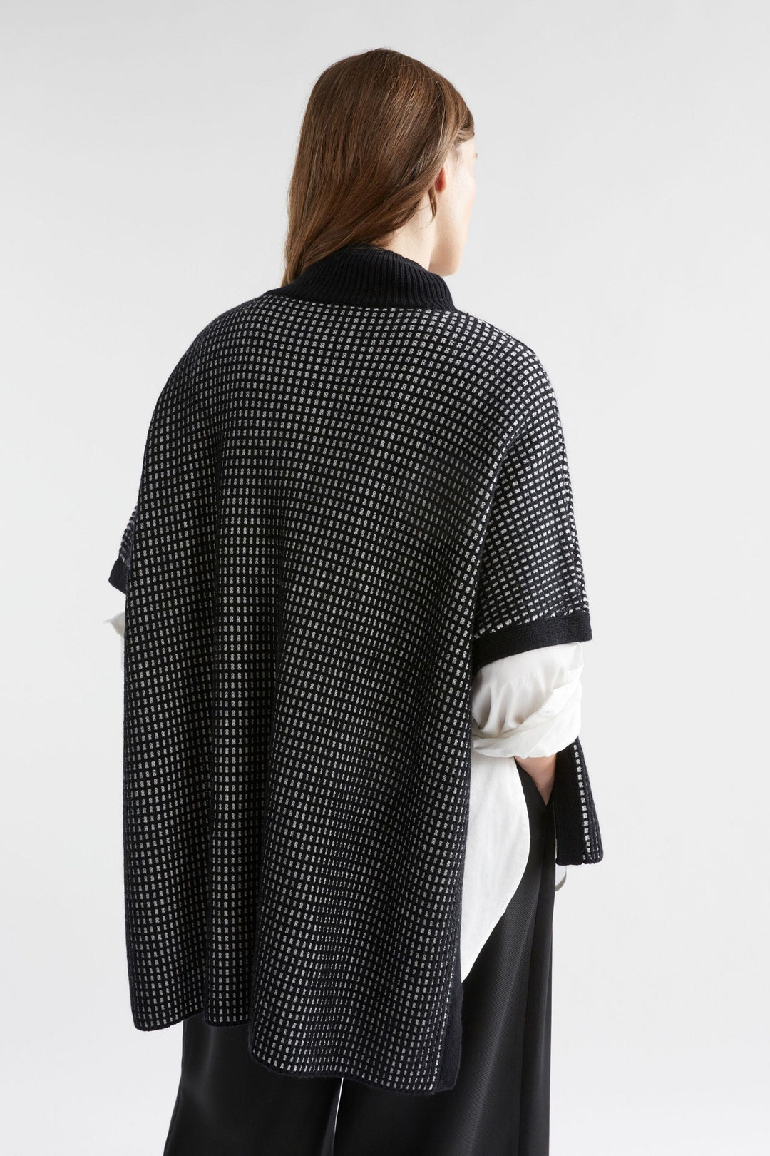 ELK TOP BLACK-WHITE CHEIL PONCHO - K0154