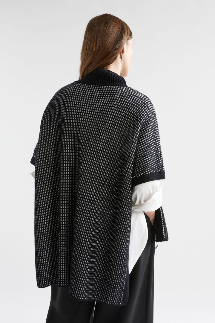 ELK TOP BLACK-WHITE CHEIL PONCHO - K0154