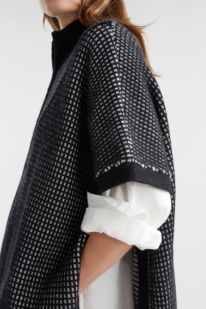 ELK TOP BLACK-WHITE CHEIL PONCHO - K0154