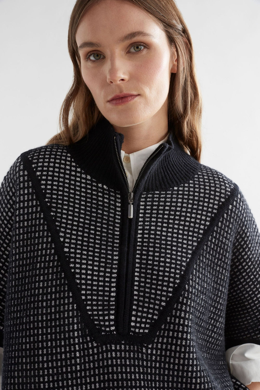 ELK TOP BLACK-WHITE CHEIL PONCHO - K0154