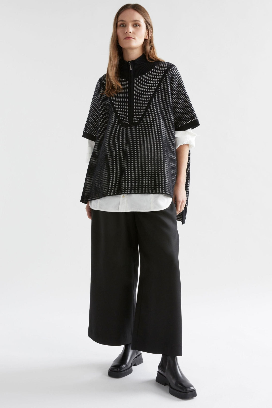 ELK TOP BLACK-WHITE CHEIL PONCHO - K0154