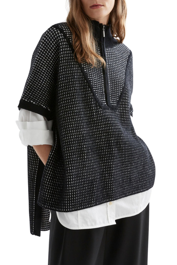 ELK TOP BLACK-WHITE CHEIL PONCHO - K0154