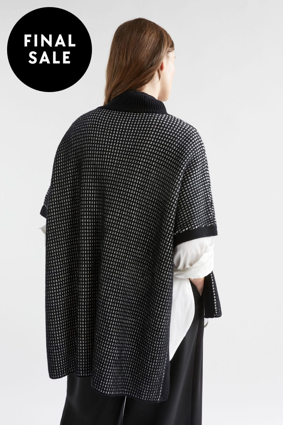 ELK TOP BLACK-WHITE CHEIL PONCHO - K0154