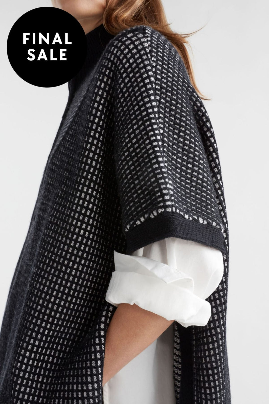 ELK TOP BLACK-WHITE CHEIL PONCHO - K0154