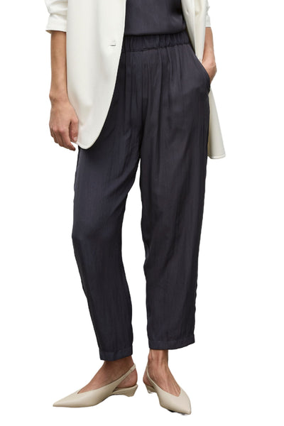 Carbon capri pants in soft stretch fabric, stylish and practical