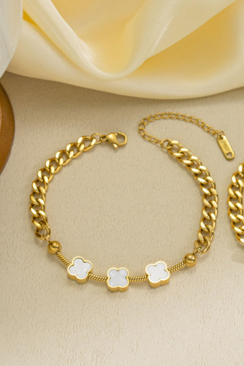SUSAN ROSE JEWELLERY WHITE CLOVER DÉCOR BRACELET - SSB128