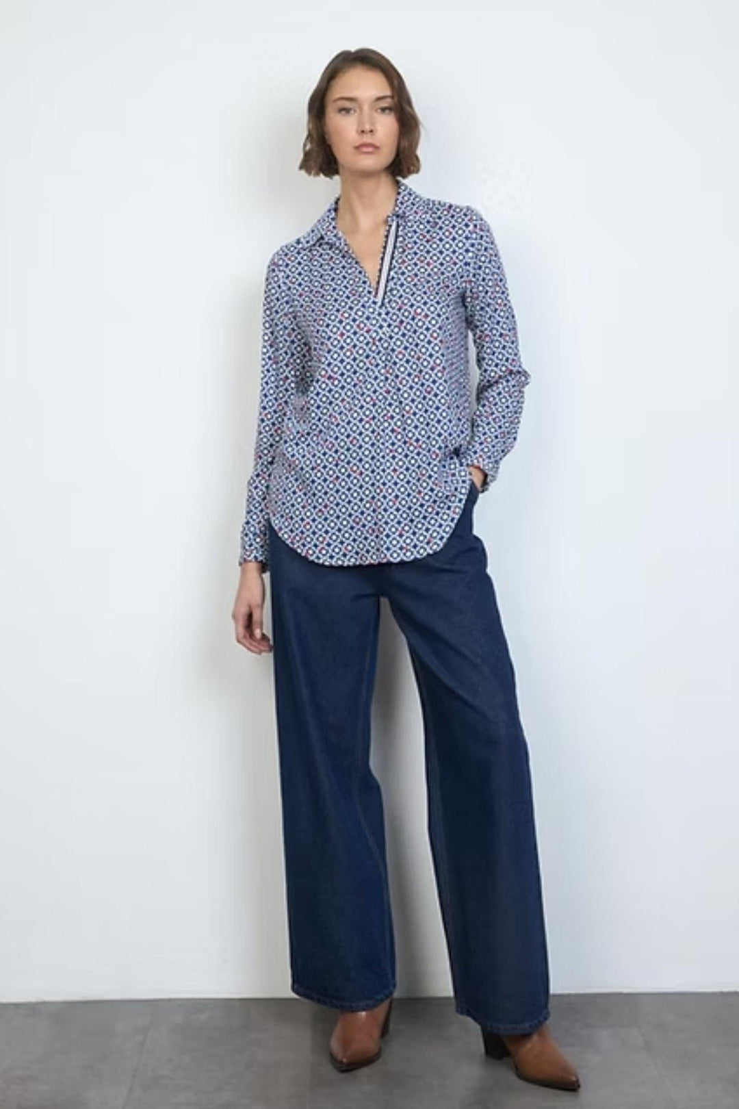 TINTA TOP CAMILIA COLLARED V NECK