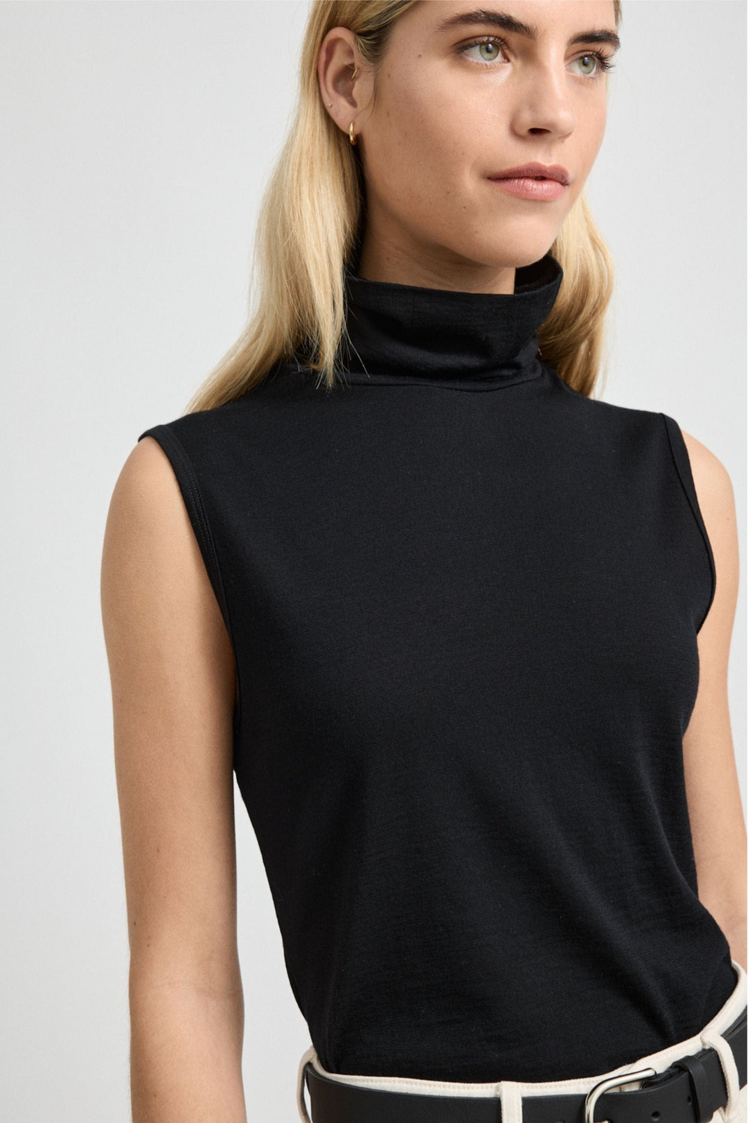 TOORALLIE TOP 6 / BLACK SLEEVELESS ROLL NECK - 660