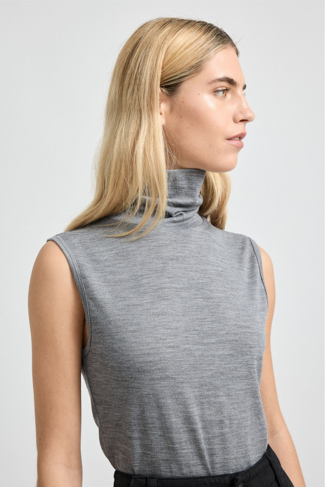 TOORALLIE TOP SLEEVELESS ROLL NECK - 660